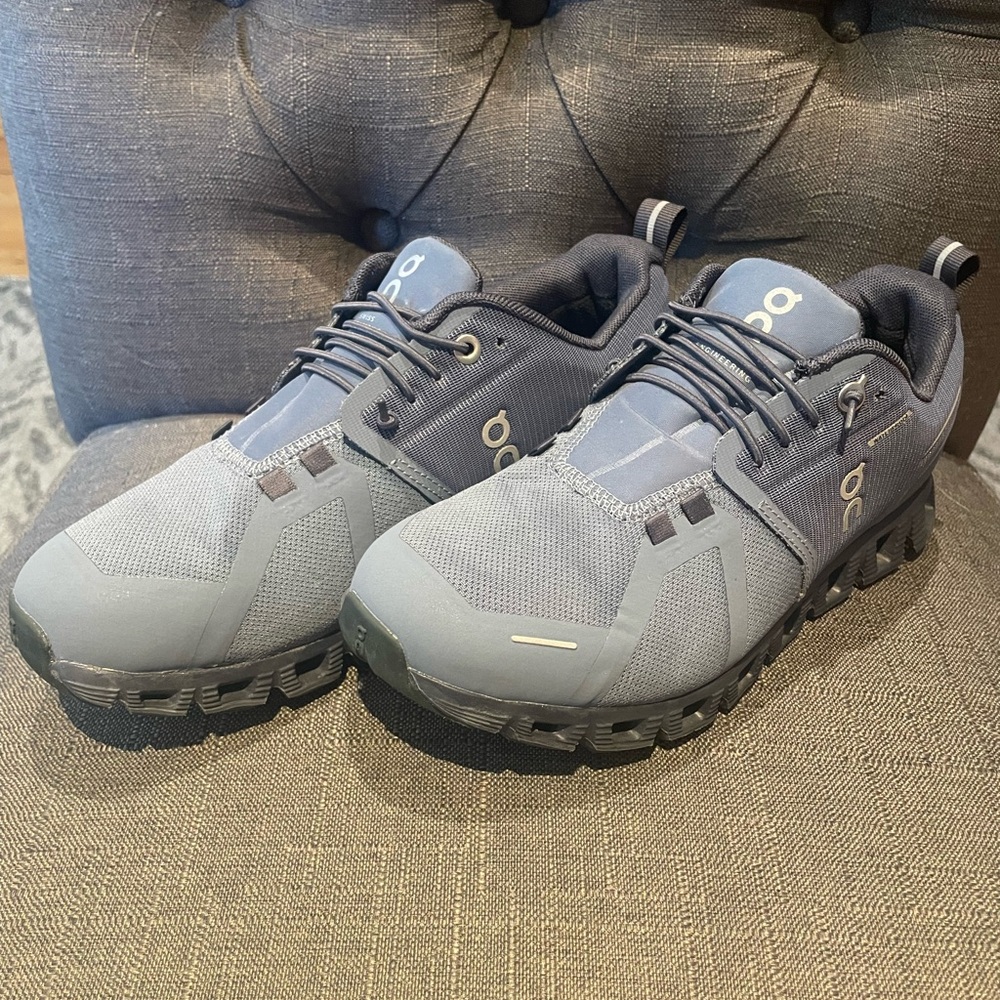 ON Women’s Cloud 5 Waterproof sneaker Metal / Navy 7.5